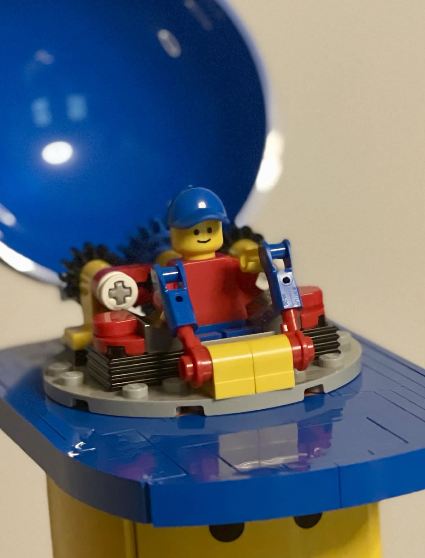 LEGO 40649 Up-Scaled Minifigure hat open revealing hidden classic minifigure inside