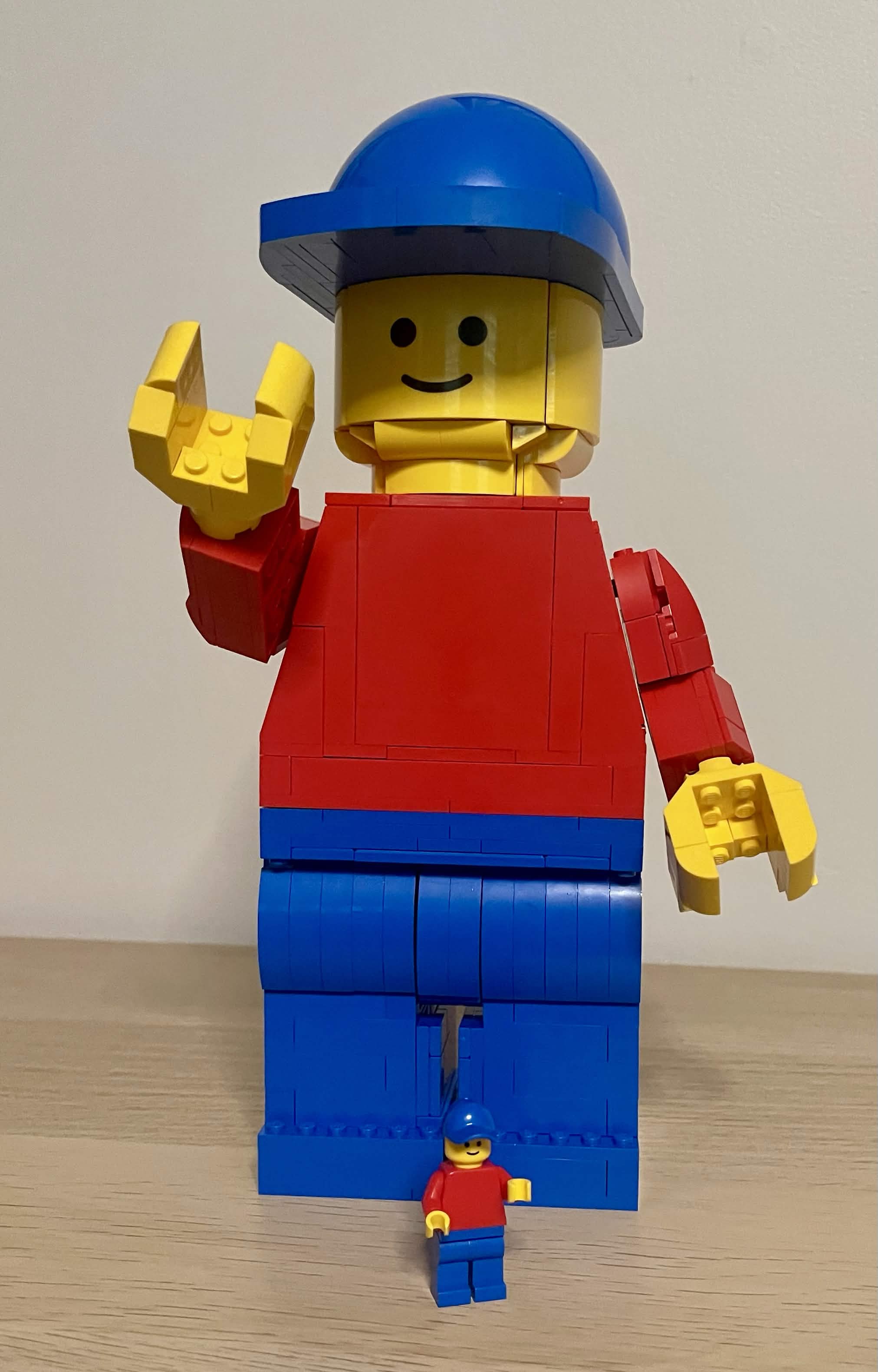 LEGO 40649 Up-Scaled Minifigure next to standard LEGO minifigure for size comparison