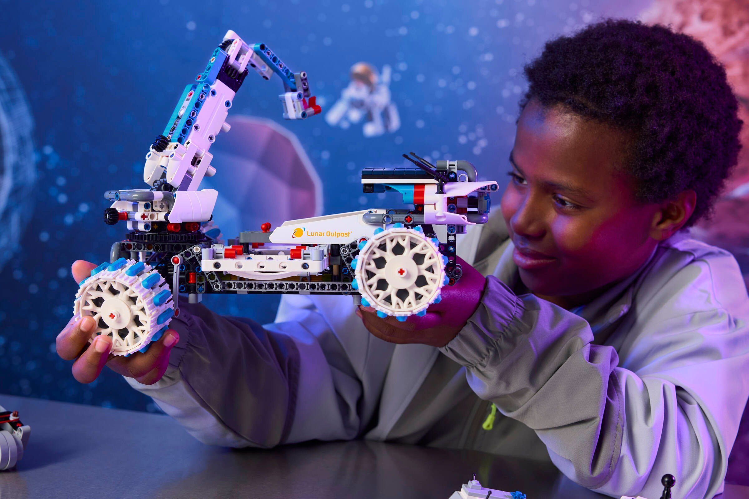 LEGO Lunar Outpost Moon Rover Space Vehicle (42211) | Image 3