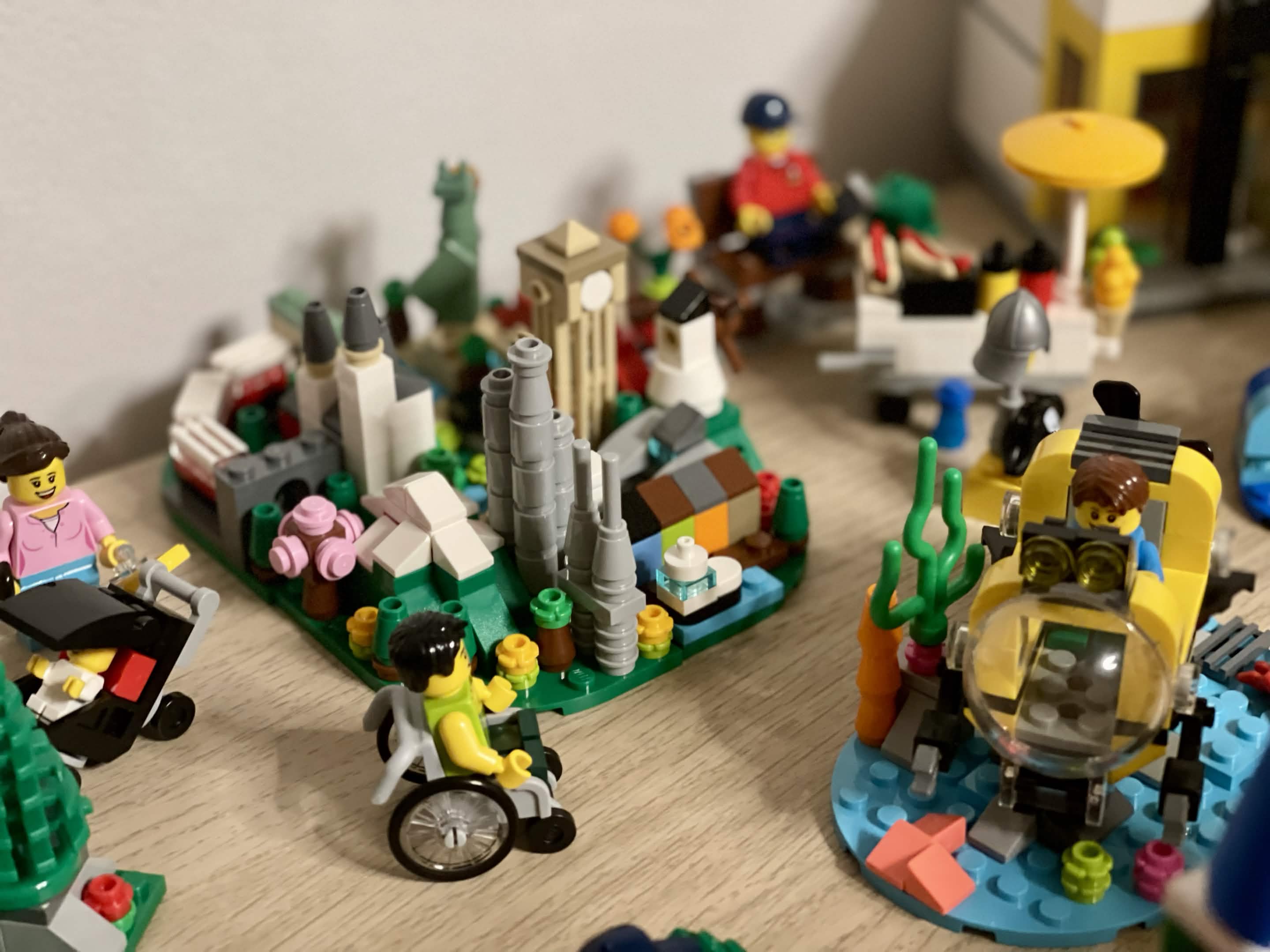 LEGO 40346 LEGOLAND minifigures and attraction details