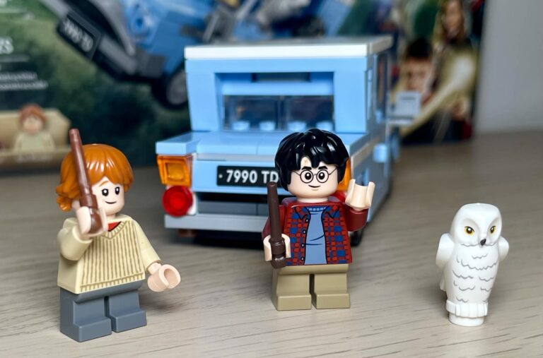 LEGO Flying Ford Anglia (76424) Review: Big Detail in a Small Box