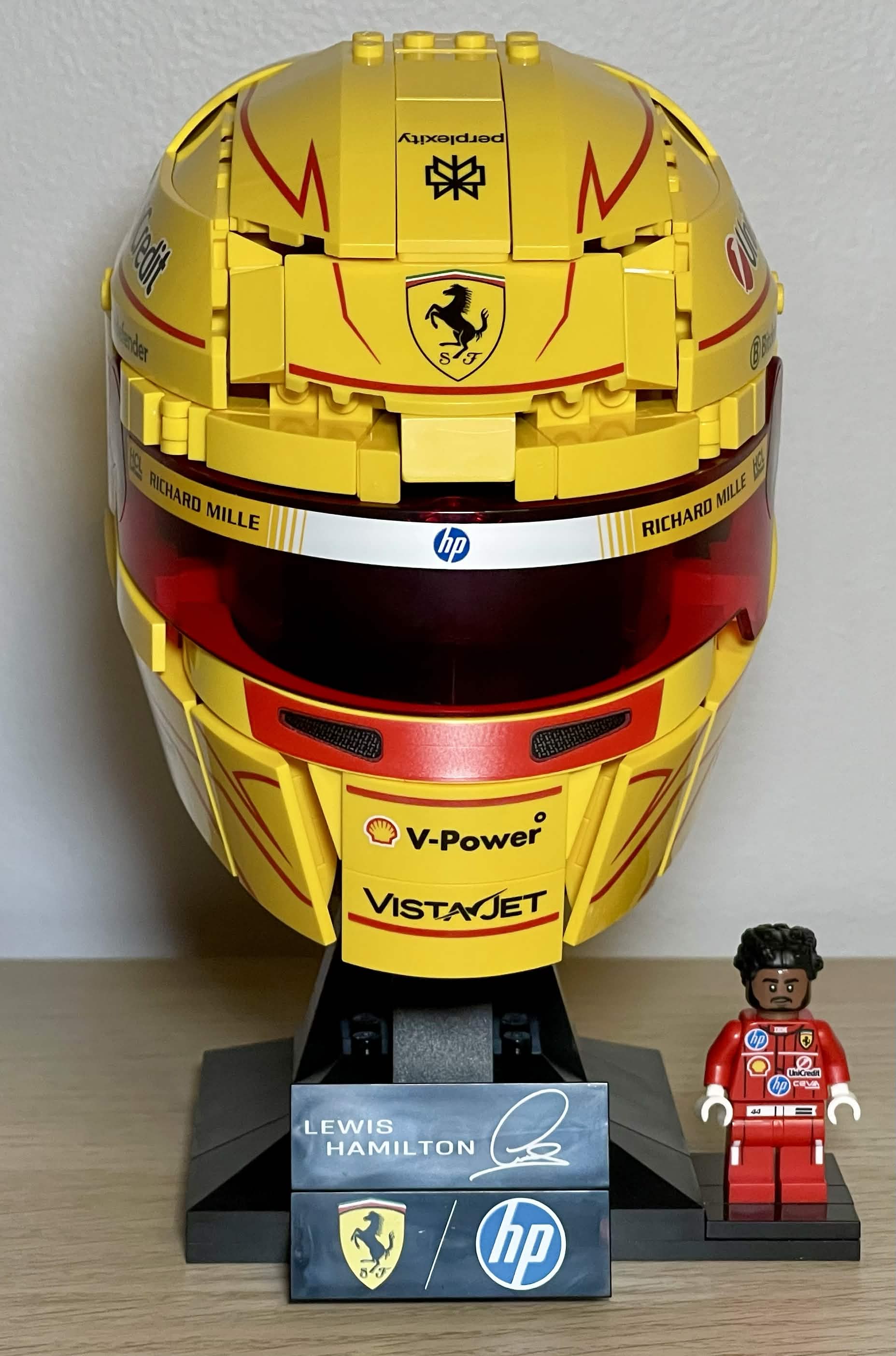 LEGO 43022 Scuderia Ferrari HP Lewis Hamilton Helmet front view