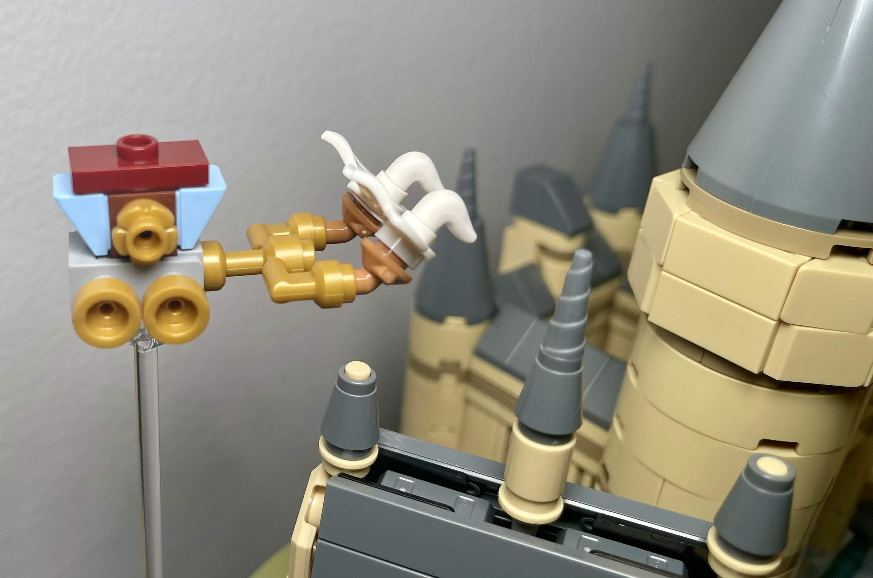 LEGO 76419 Hogwarts Castle lantern and magical fixture detail